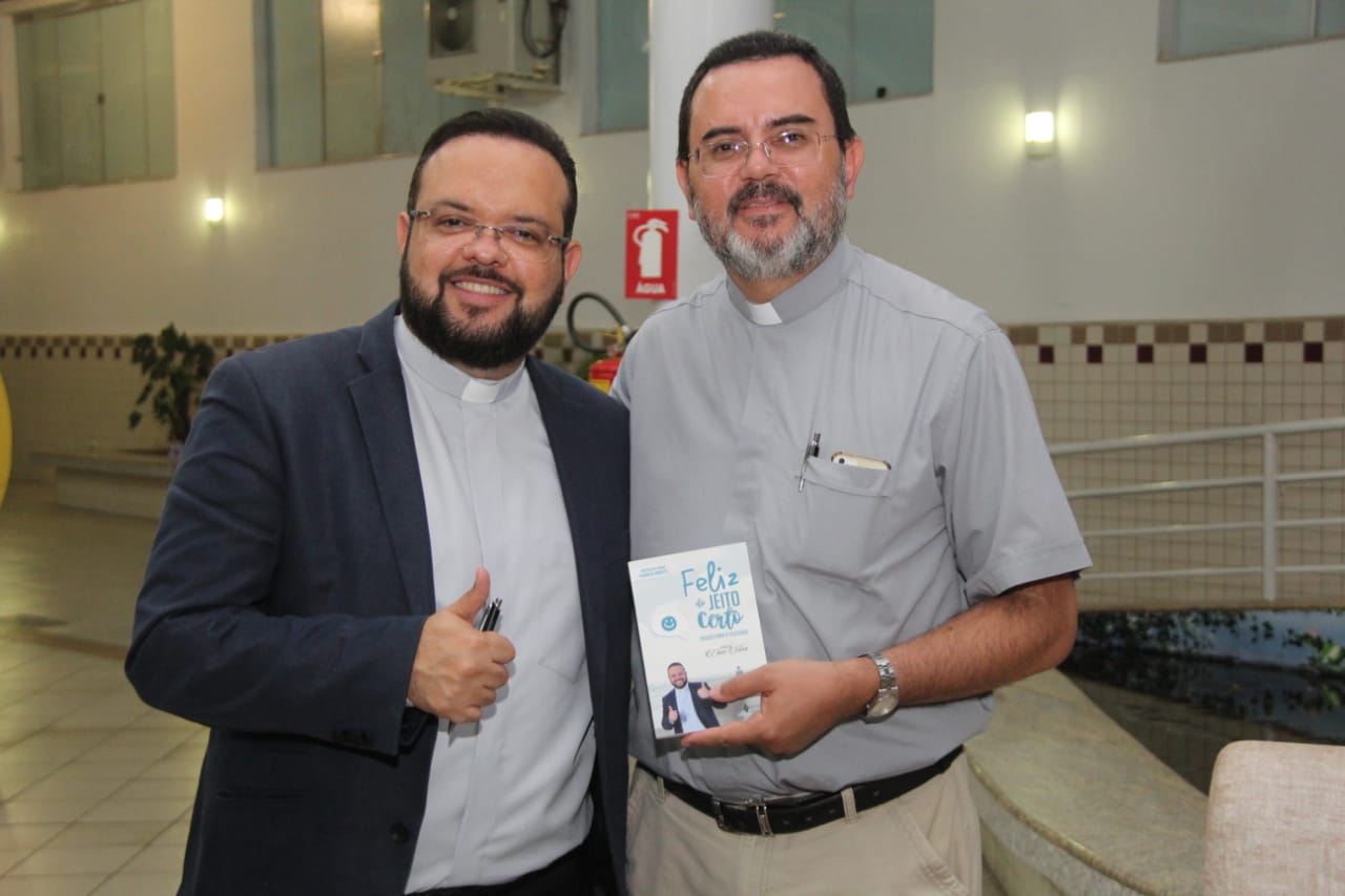 Em Uruaçu, padre Elias Silva lança novo livro: Feliz do Jeito Certo –  Passos para a felicidade - Diocese de Uruaçu